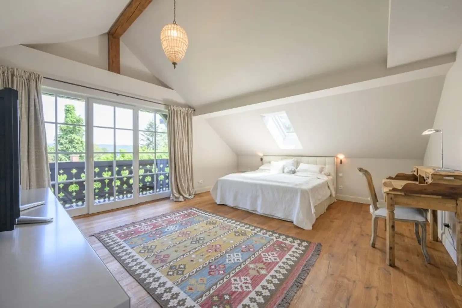 ostseitiges Zimmer mit Loggia im OG