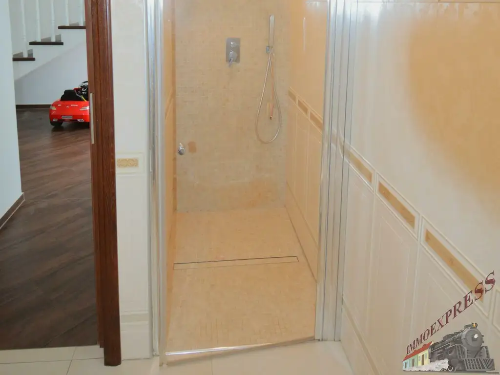 Hochwertiges Ein-/ Zweifamilienhaus mit separater Wohnung - Doppelgarage mit Fußbodenheizung