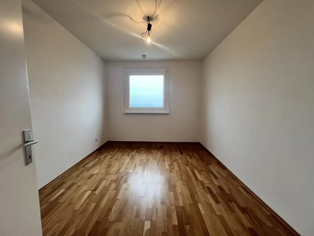 Sanierte 4-Zimmer-Wohnung mit 2 Balkonen und traumhaftem Blick über Graz inkl. Stellplatz
