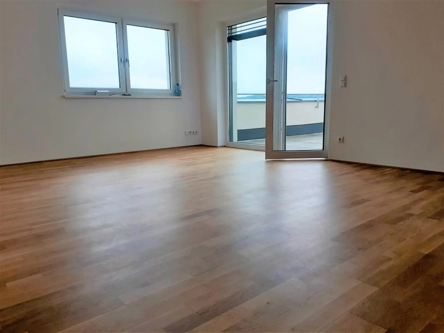 Beeindruckende 3 Zimmerwohnung mit großer Dachterrasse, Carportplatz und Stellplatz