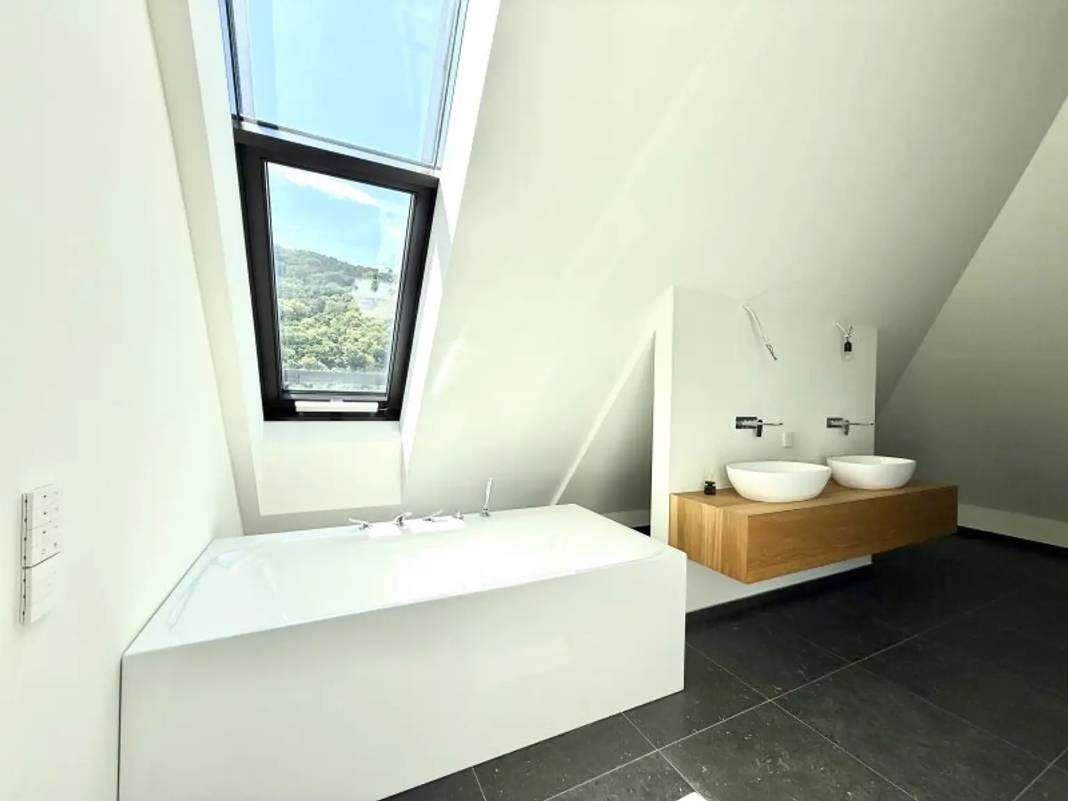 ERSTBEZUG MIT BADESTEG AM WASSER: Ruhelage mit Fernblick über die Donau I großzügige Terrassen & geräumige Wohnküche