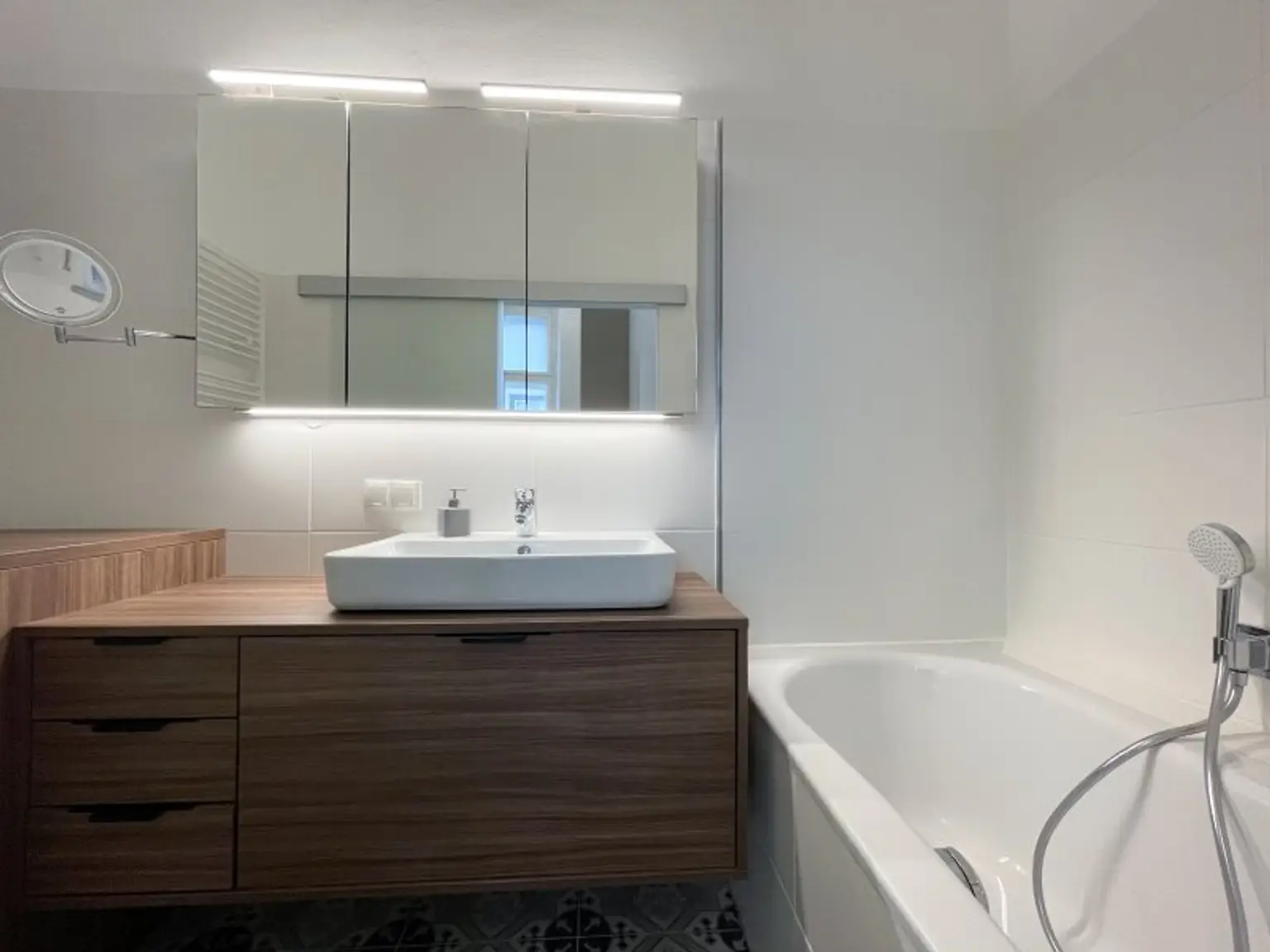 Exklusive Altbau-Residenz mit modernster Technik – hofseitige 2-Zimmerwohnung mit Balkon beim Naschmarkt