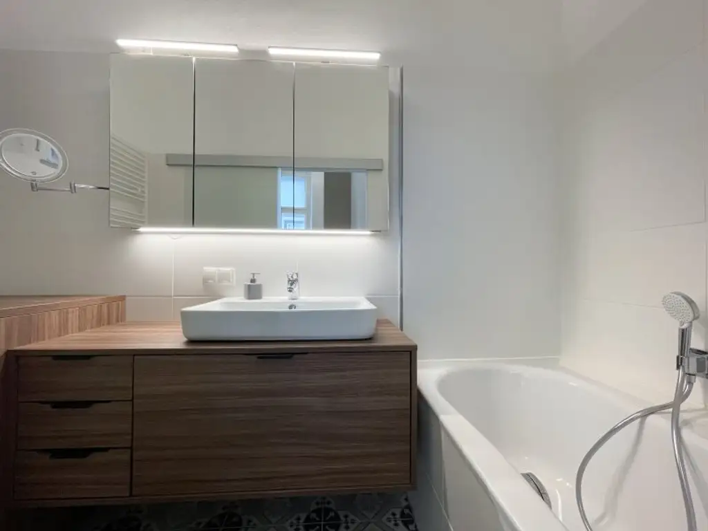 Exklusive Altbau-Residenz mit modernster Technik – hofseitige 2-Zimmerwohnung mit Balkon beim Naschmarkt