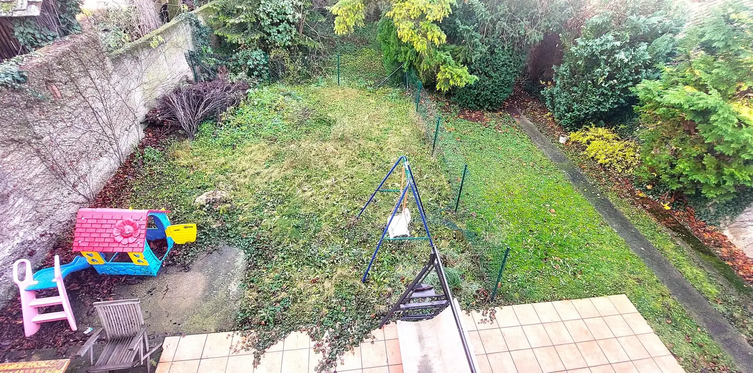 Garten mit Kinderspielfläche