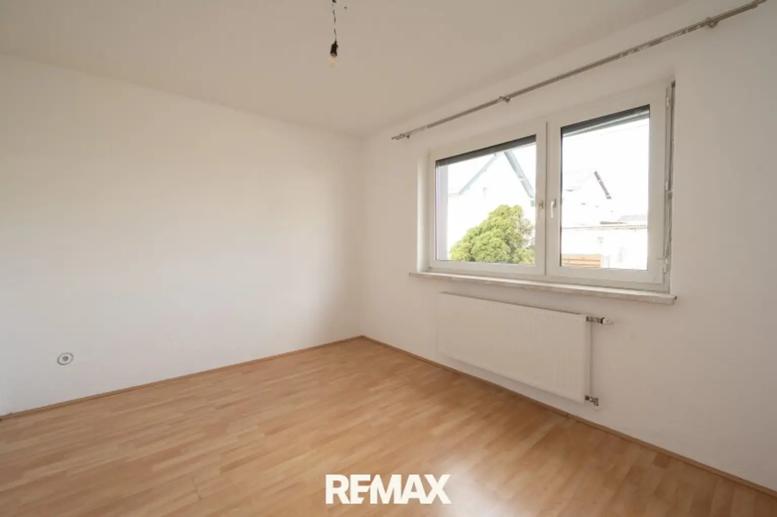 Voll unterkellertes Zweifamilienhaus mit Garten, Carport & Garage in sonniger Zentrumslage von Bad Hall!