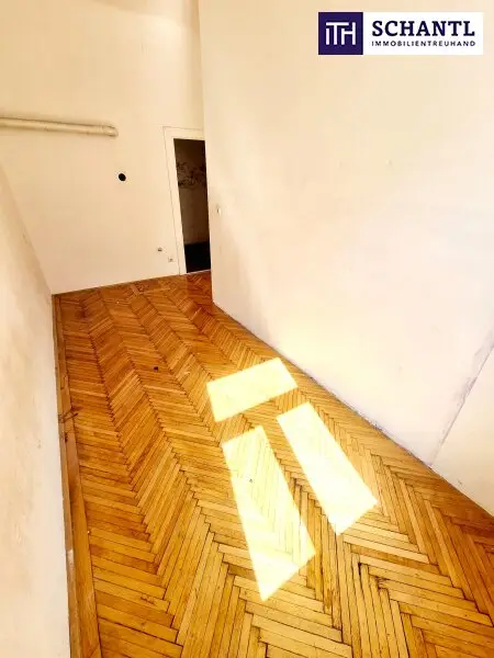 Das Haus trägt Smoking, die Wohnung wartet noch auf ihr Kleid! Renovierungsbedürftige Altbauwohnung mit toller Raumaufteilung + Traumhaft schönes Haus + Perfekte Infrastruktur und Anbindung! Jetzt zugreifen!