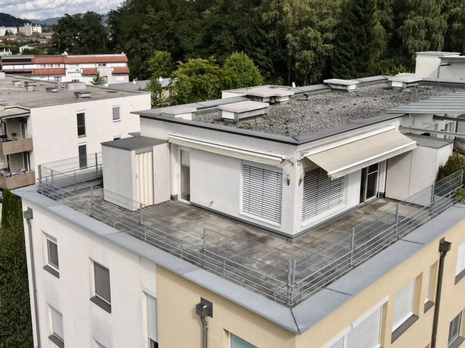 Exklusive Dachgeschoss-Maisonette mit supergroßer Terrasse und wunderbarem Fernblick & Tiefgaragenparkplatz