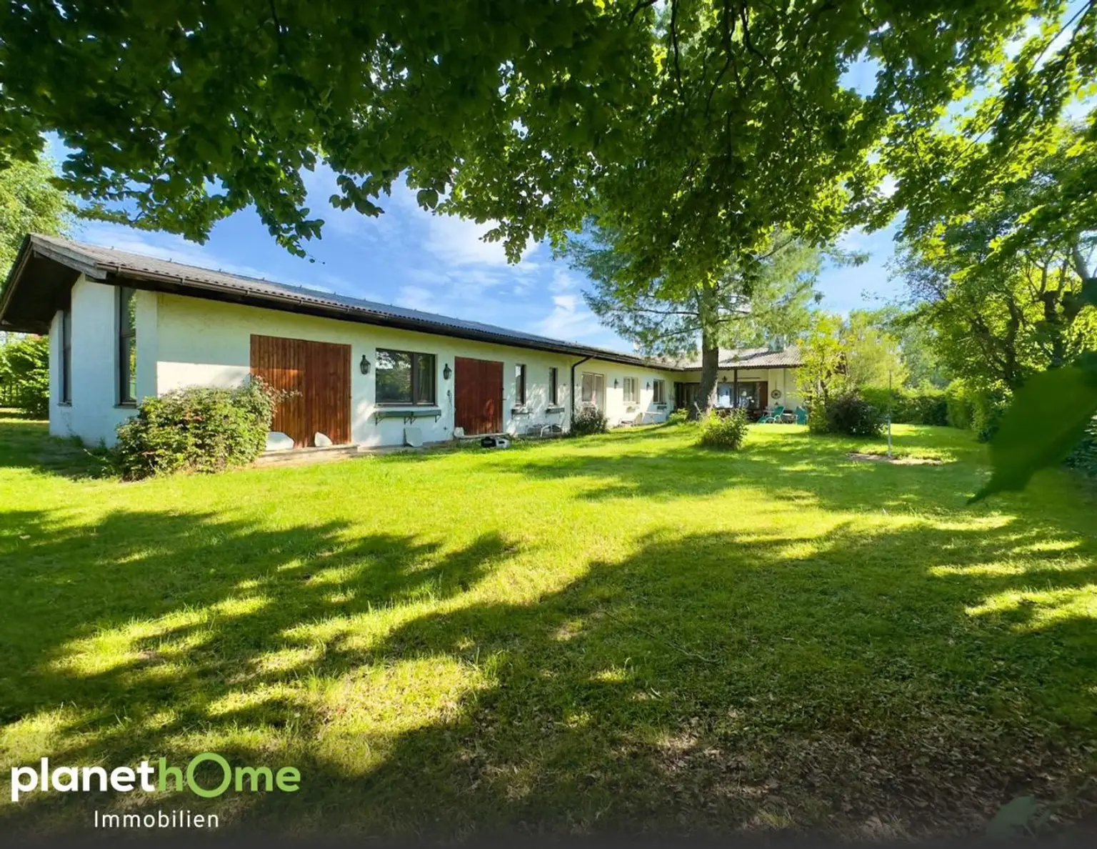 Bungalow mit zwei Wohneinheiten auf rund 1.800 m² großem Grundstück in Seewalchen am Attersee