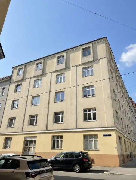 Eckzinshaus mit Rohdachboden