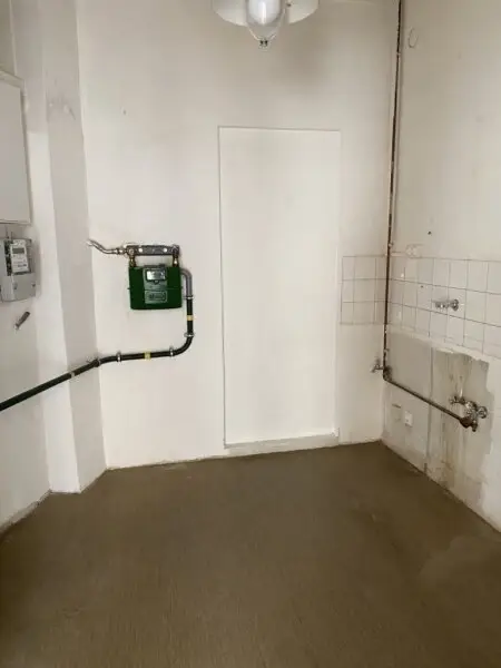 Großzügiges, modernes Geschäftslokal / Büro / Praxis mit großen Auslagenflächen Nähe Hütteldorfer Straße!