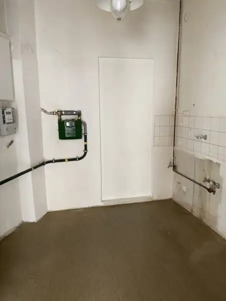 Großzügiges, modernes Geschäftslokal / Büro / Praxis mit großen Auslagenflächen Nähe Hütteldorfer Straße!