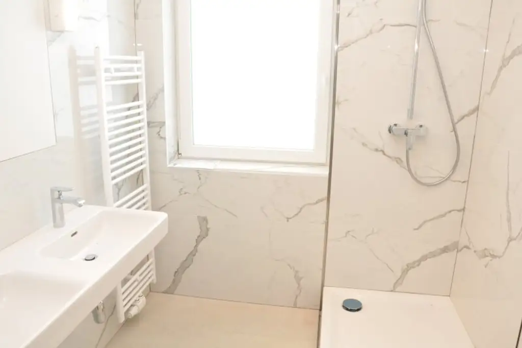 Erstbezug | Top sanierte 2-Zimmer Maisonette | 2 Balkone | unbefristet
