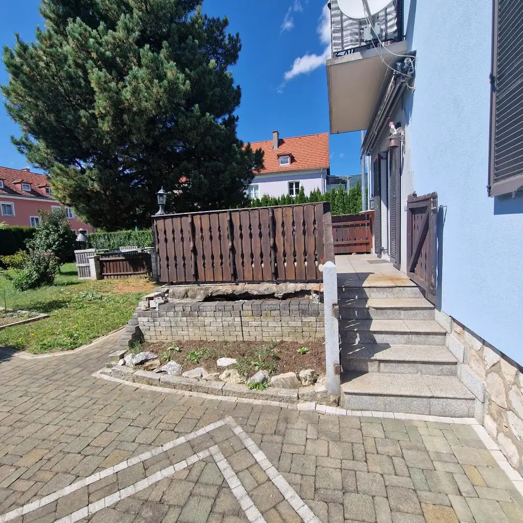 Gut aufgeteilte 3-Zimmer-Wohnung mit Terrasse und eigener Grünfläche