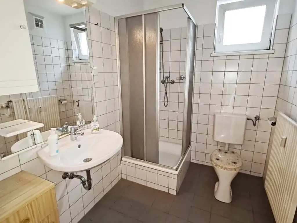 NEILREICHGASSE, sonnige 40 m2 Neubau, Einzelwohnraum, Komplettküche, Duschbad, Parketten, 1. Liftstock