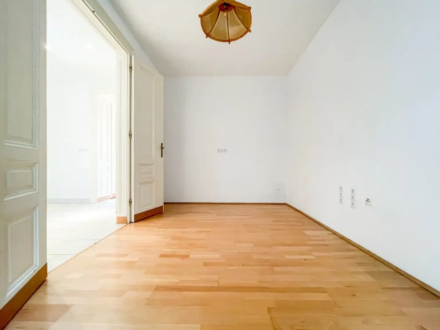 NÄHE LAINZER TIERGARTEN: Charmante 3-Zimmer-Gartenwohnung mit 218m² privater Grünfläche