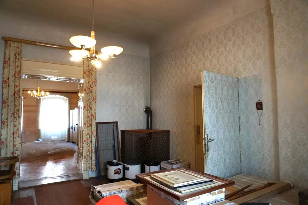 Räumlichkeiten mit Potential zum imposanten Büro - Ca. 120m2 im 1. Stock
