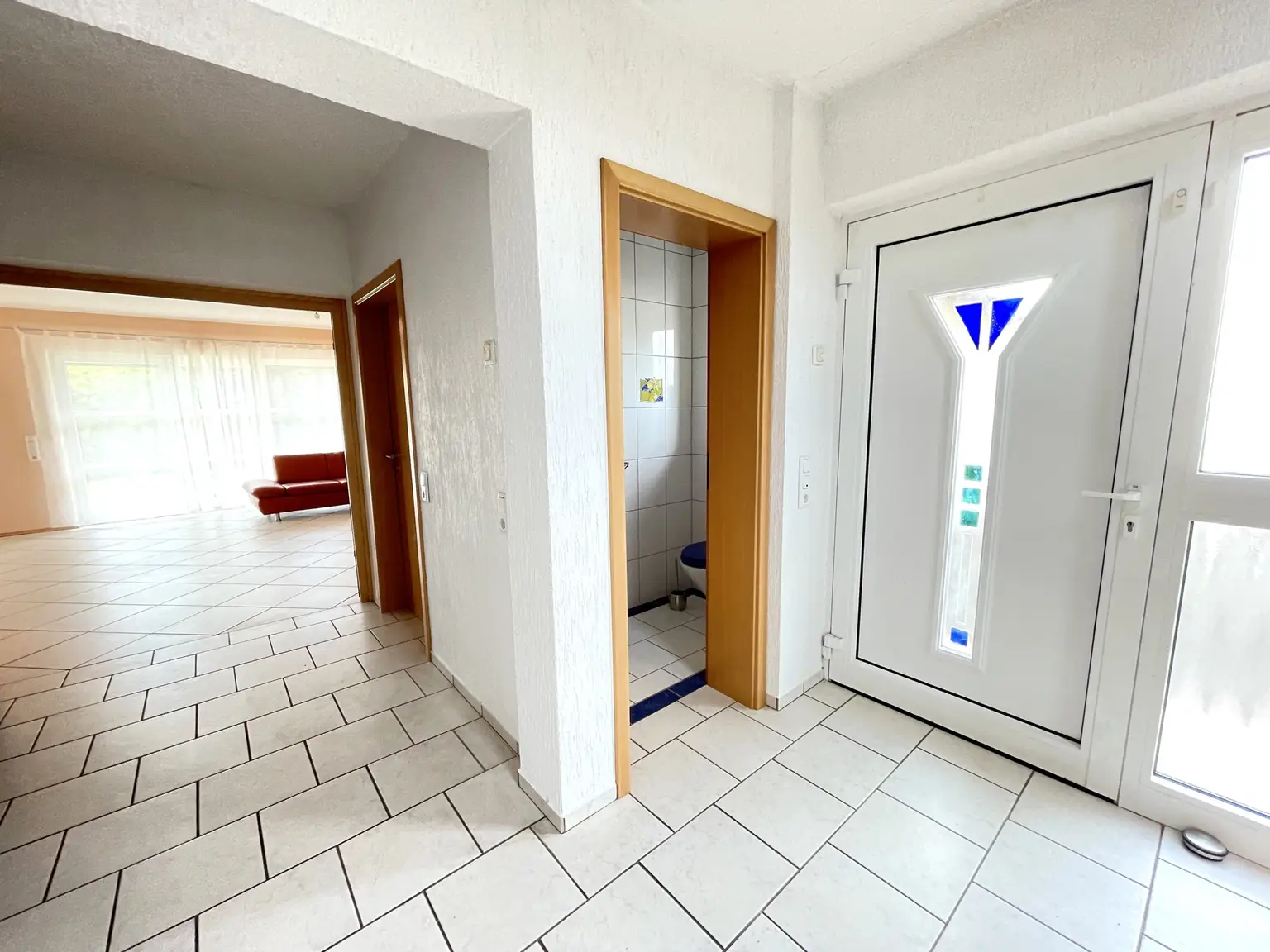 Eingangsbereich mit Blick ins Wohnzimmerbereich