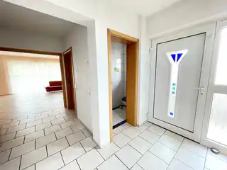 Eingangsbereich mit Blick ins Wohnzimmerbereich
