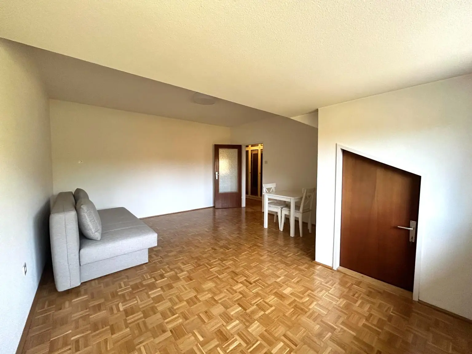 Möblierte 2 Zimmerwohnung inkl. Garagenstellplatz