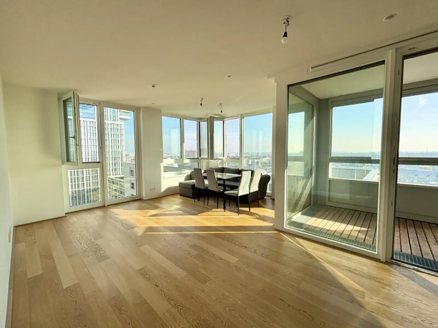 U-Bahn-Station KAGRAN U1 I Stilvolle Wohnung mit Loggia I Rooftop POOL & SAUNA I Fitnessraum