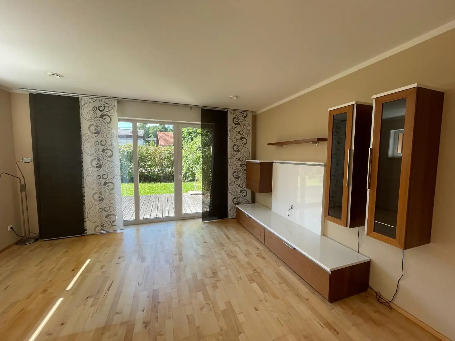 DEM ATTERSEE SO NAH! Leistbares Passiv-Eckreihenhaus mit sonnigem Eigengarten und Einzelgarage im Zentrum von Seewalchen am Attersee