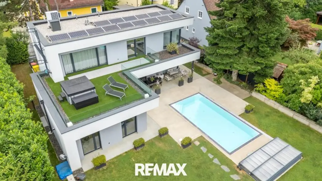 Beeindruckende Designer-Villa mit Pool und Poolhaus zum Soforteinzug!