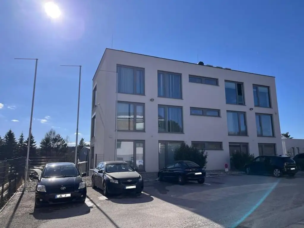 Moderne Büroliegenschaft mit Lagerhalle