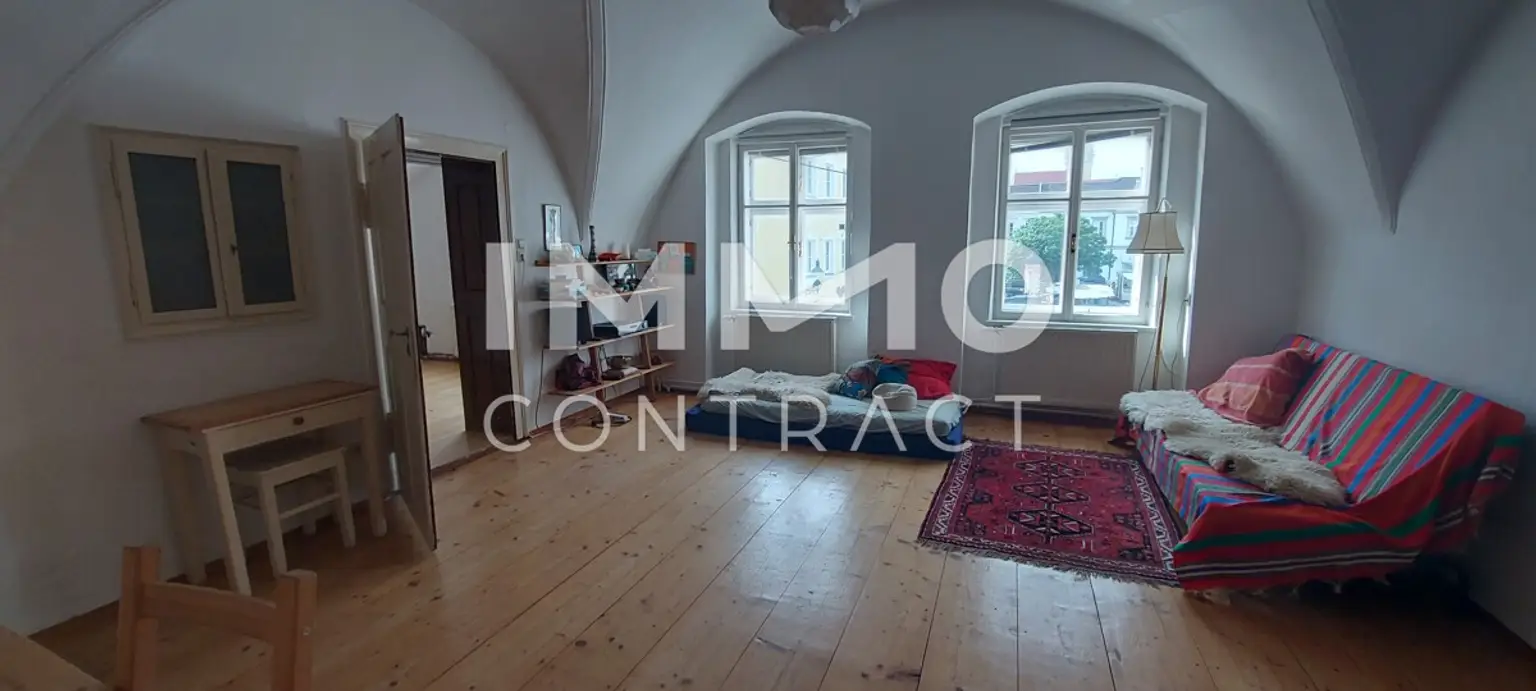 WOHN-UND GESCHÄFTSHAUS AUS DEM 16. JAHRHUNDERT IM HERZEN VON LANGENLOIS 
100 m Kellerröhre, Nebengebäude, Innenhof, Geschäftslokale, usw.