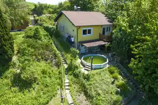 Drohnenblick von Norden zum Haus