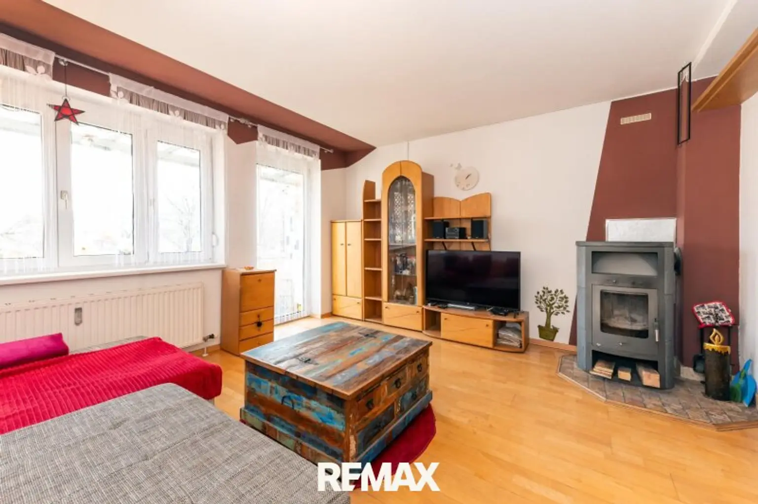 Helles Wohnzimmer mit Schwedenofen 1. OG