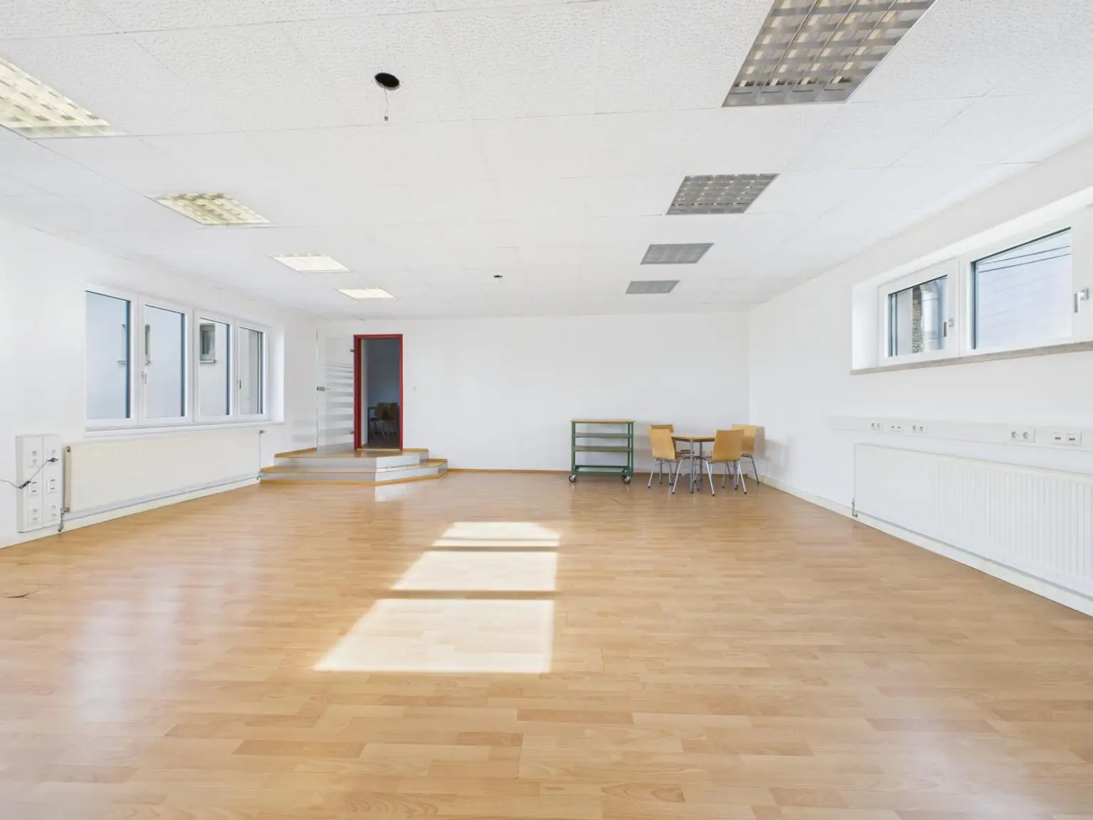 Kernsaniertes Anlageobjekt mit großzügigen Büroflächen und Wohneinheiten in 4050 Traun