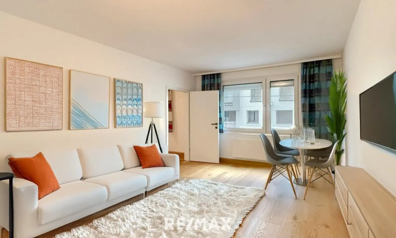 Wunderschöne top sanierte 2 Zimmerwohnung! 4% Rendite für Anleger!