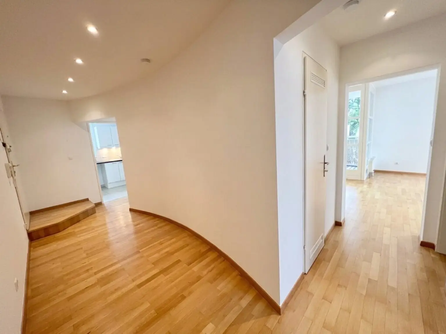 UNBEFRISTET: Moderne 2-Zimmer-Wohnung in Botschaftsviertel