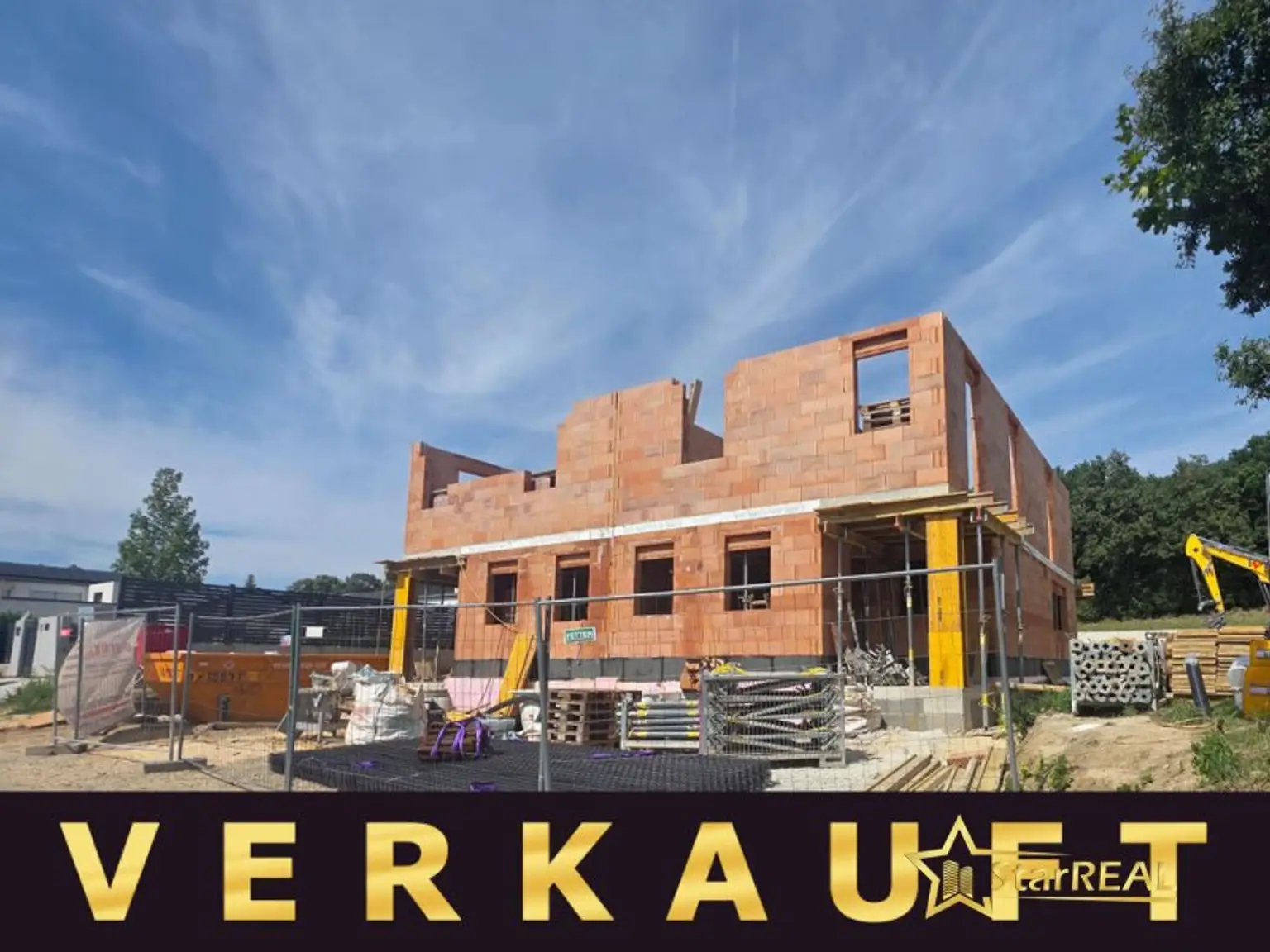 VERKAUFT! 2 HÄUSER VERFÜGBAR! EXKLUSIVES DOPPELHAUSPROJEKT. 5 ZIMMER. ZIEGELHAUS MIT KELLER, BALKON, TERRASSE, CARPORT.