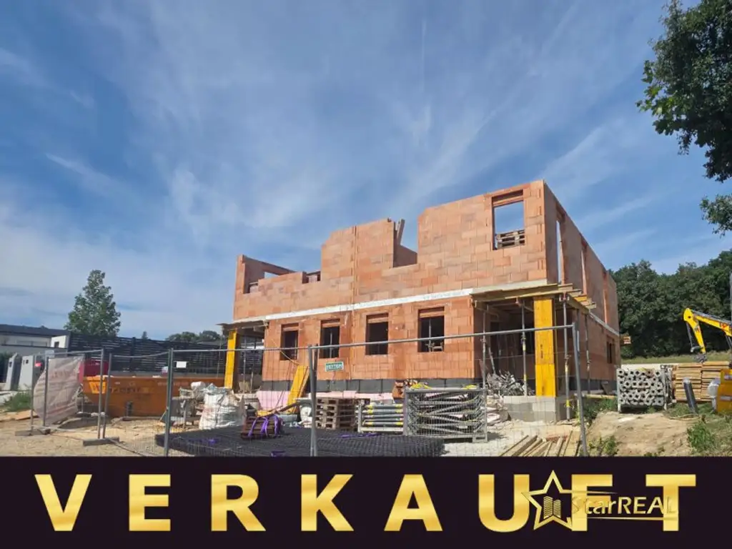 VERKAUFT! 2 HÄUSER VERFÜGBAR! EXKLUSIVES DOPPELHAUSPROJEKT. 5 ZIMMER. ZIEGELHAUS MIT KELLER, BALKON, TERRASSE, CARPORT.