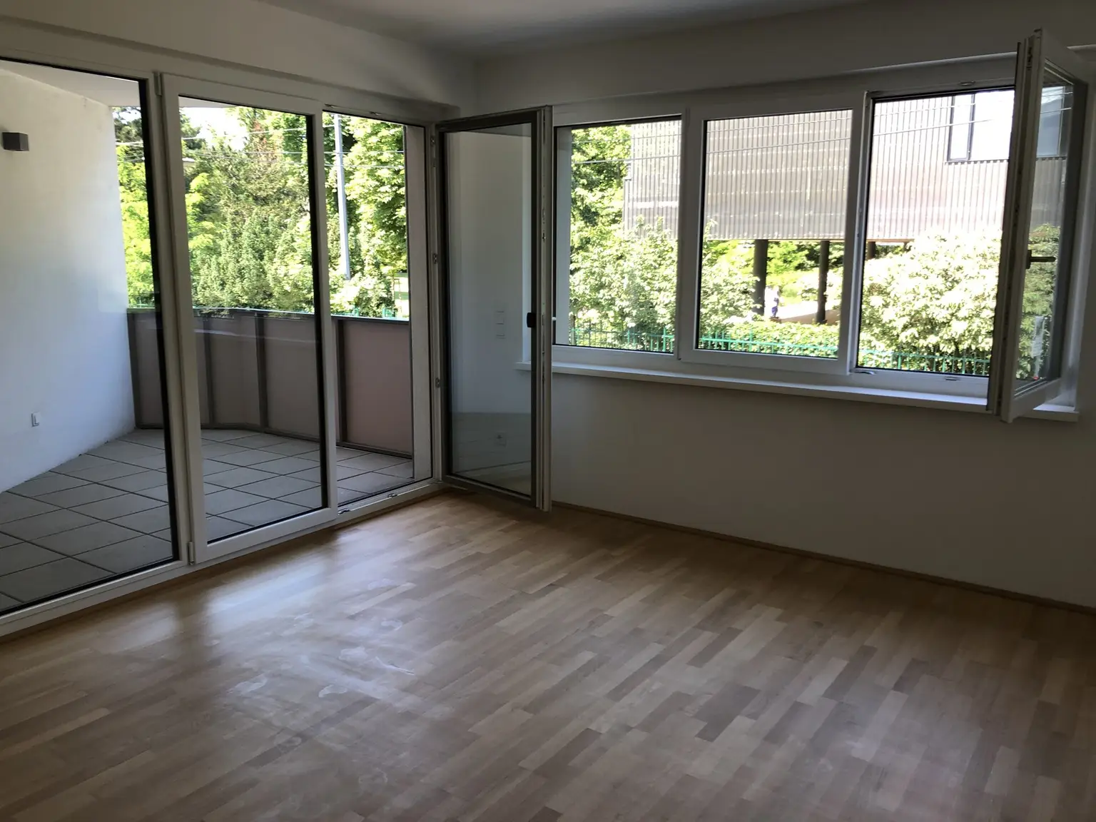 Wohnzimmer mit Blick zur Loggia