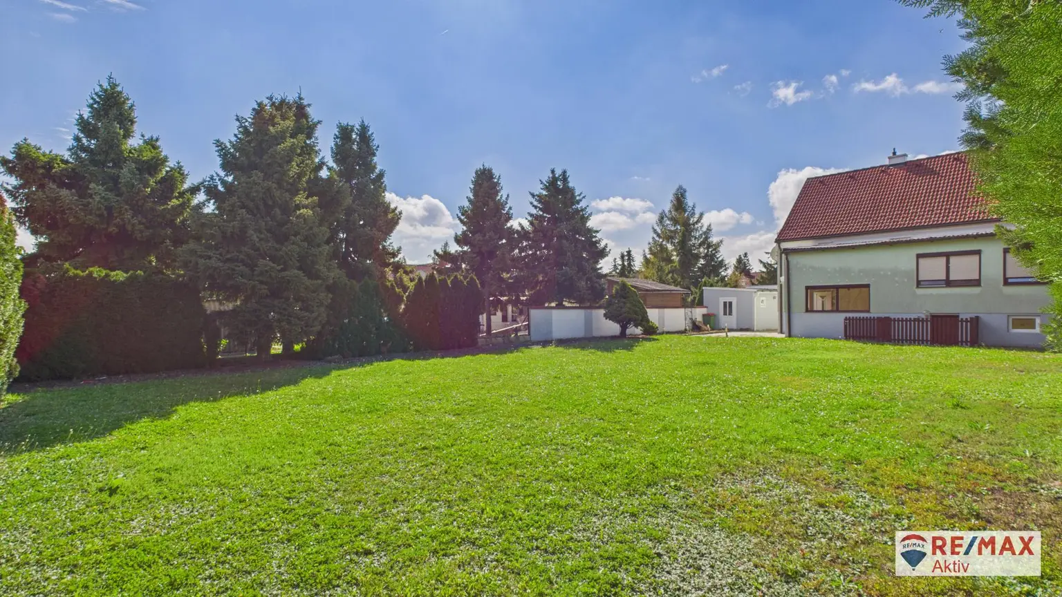 Großzügiges Ein- bzw. Zweifamilienhaus mit großem Garten und Garage