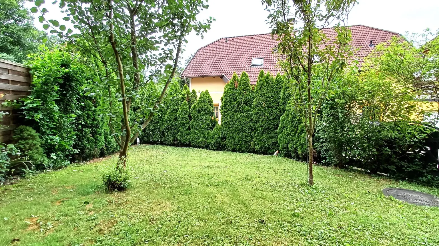Doppelhaushälfte mit Keller, Garten, Carport und Lounge