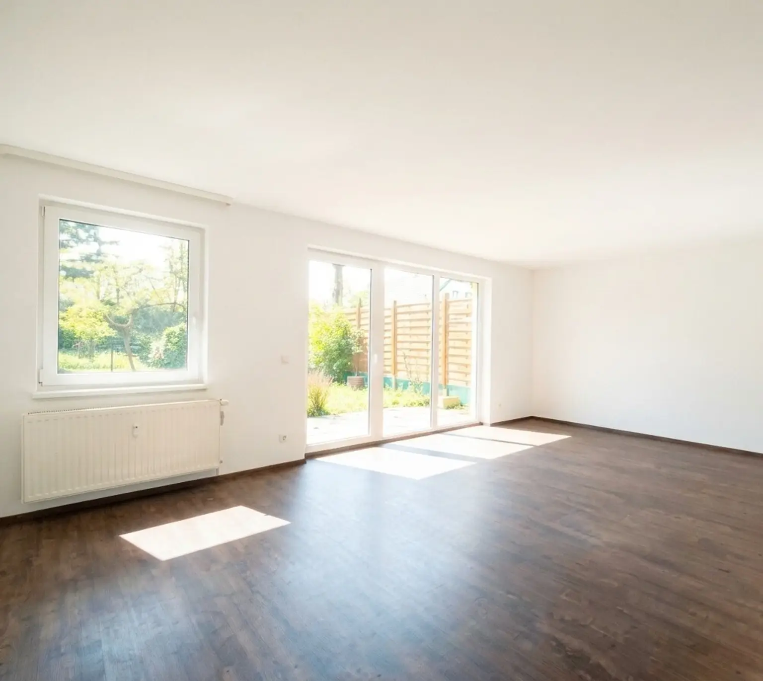 Charmantes Reihenhaus mit Gartenidylle und Terrasse und Parkplatz