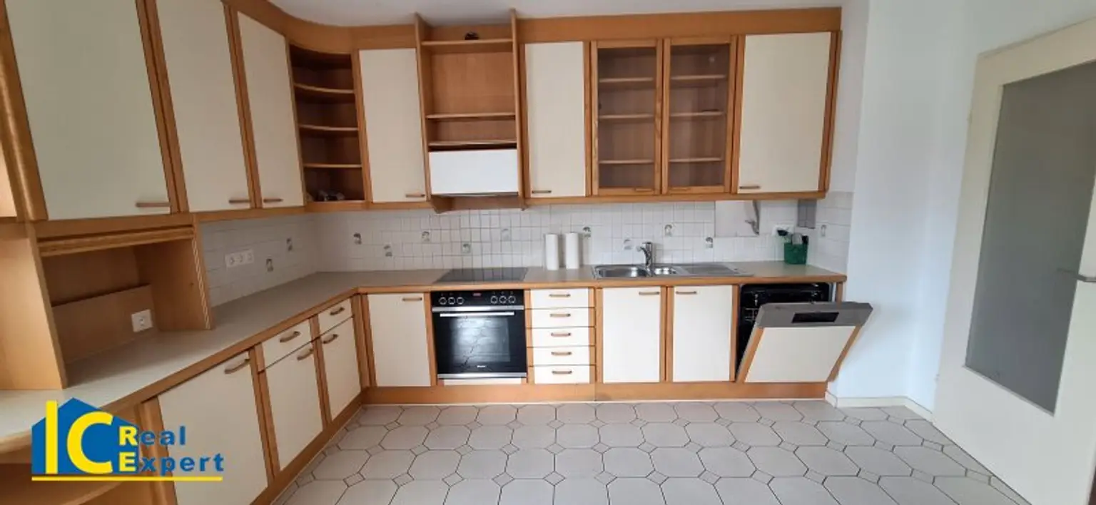 Gepflegte Einbauküche mit allen Geräten