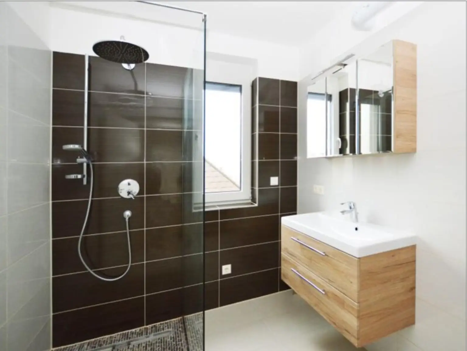 ATEMBERAUBENDE WOHNUNG MIT BALKON - ZENTRAL BEGEHBARE ZIMMER - KÜCHE - AB SOFORT!