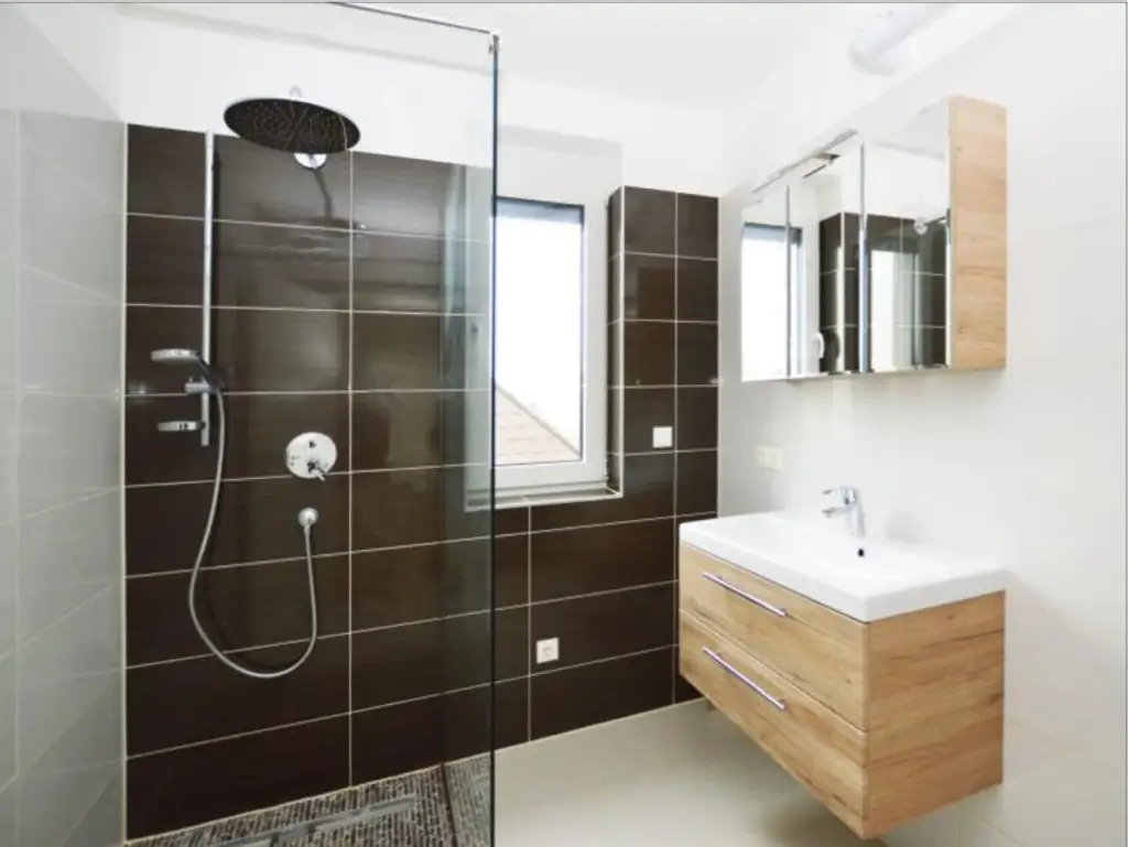 ATEMBERAUBENDE WOHNUNG MIT BALKON - ZENTRAL BEGEHBARE ZIMMER - KÜCHE - AB SOFORT!