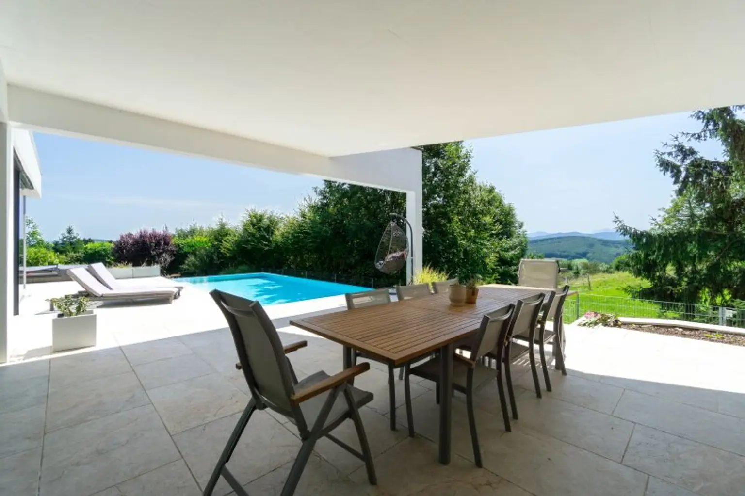 Luxus im Grünen: Architektenvilla mit mediterranem Flair und Alpenpanorama