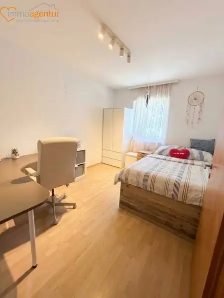 Großzügiges, vollunterkellertes Reihenmittelhaus mit Garten, Garage & ca. 245 m² Gesamtnutzfläche in Ansfelden