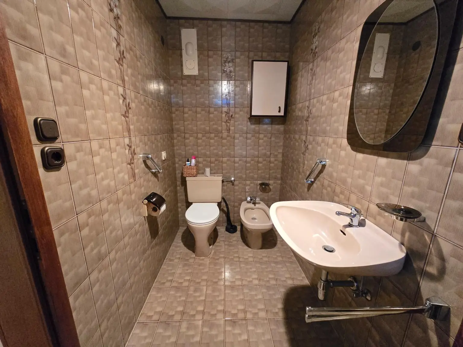 Haus mit zwei Wohneinheiten und Gartenidylle