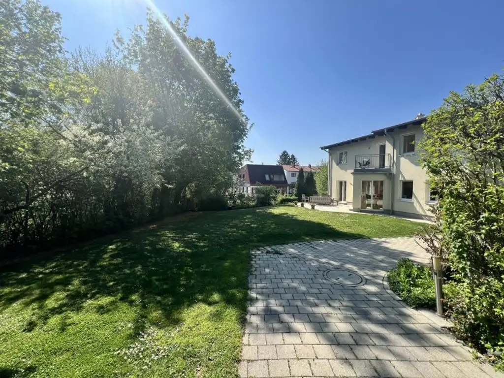 Moderne, zentrumsnahe Familienvilla mit großem Garten in gefragter Grünruhelage (!)