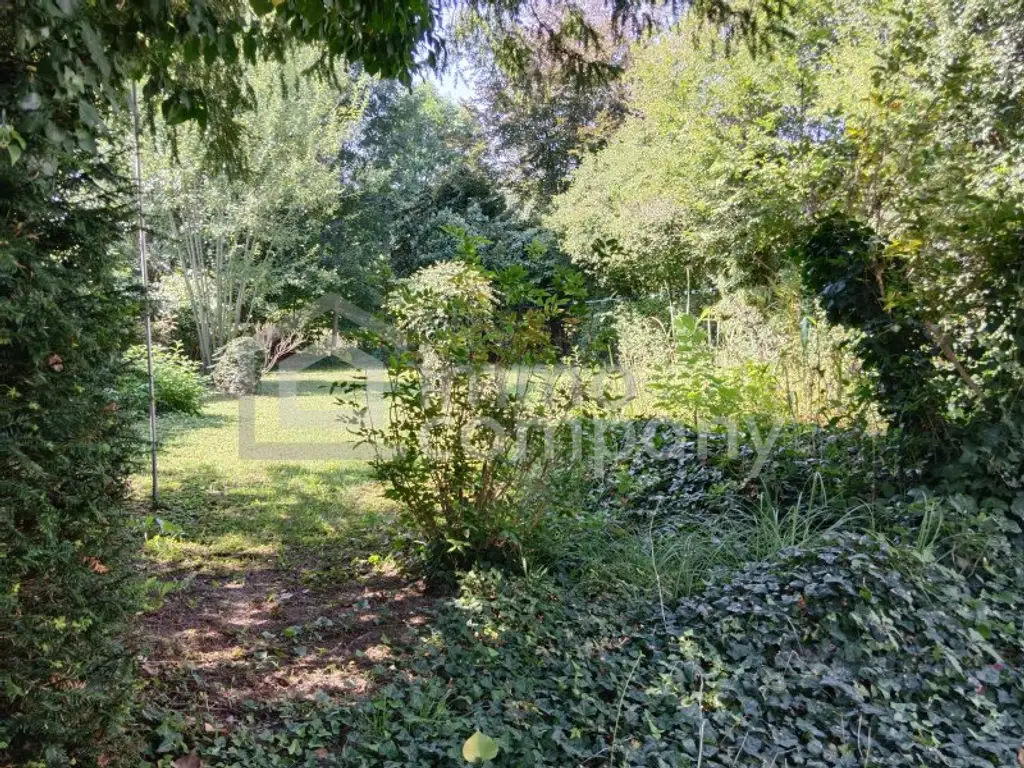 Romantisches Haus mit großem Garten