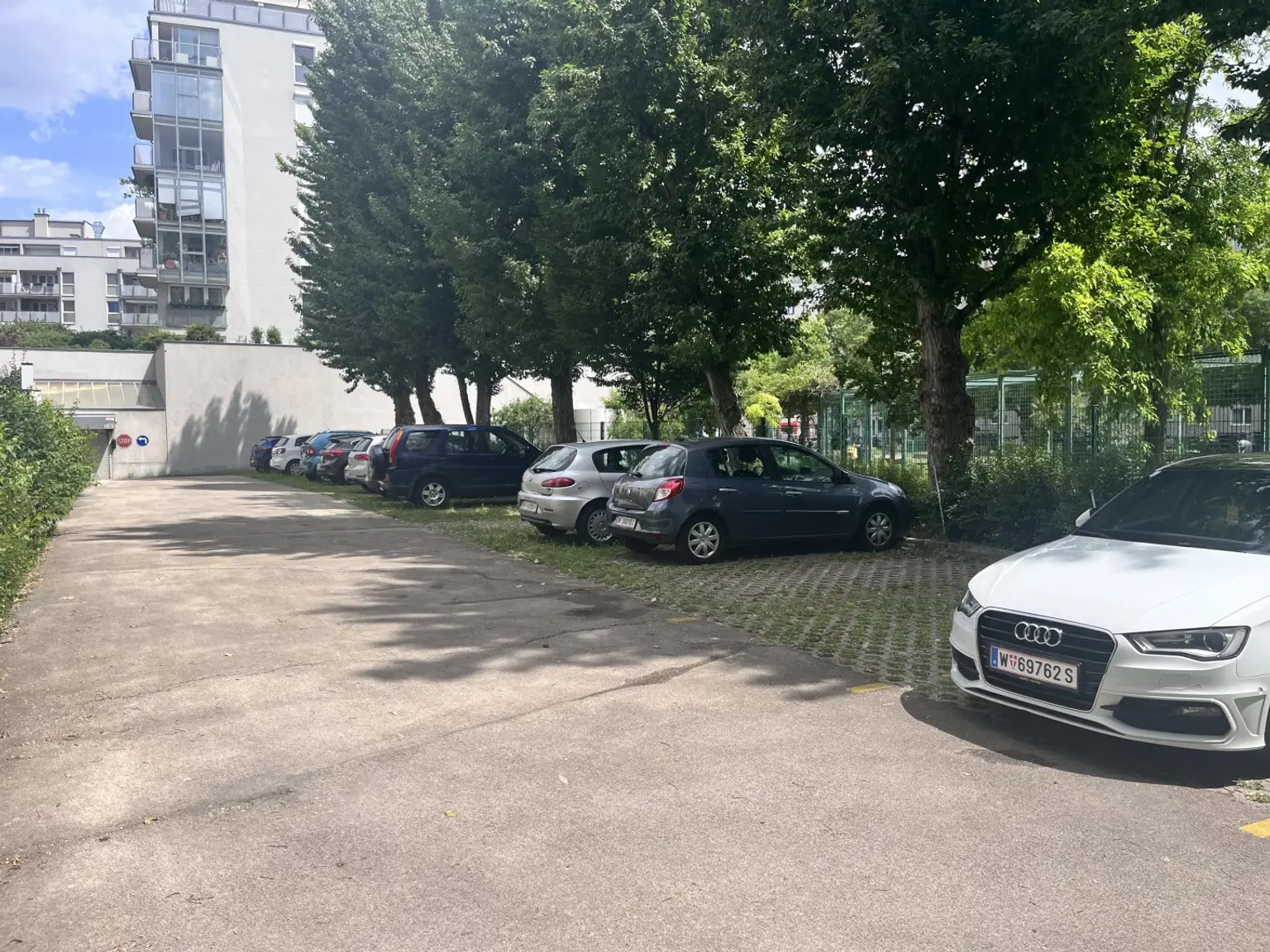 21 Innenhof Parkplatz