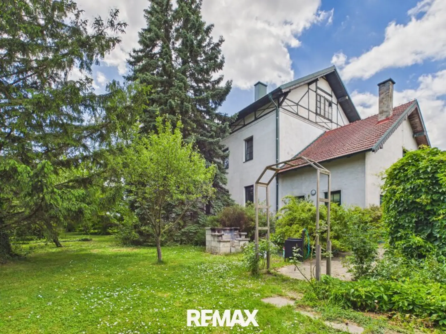Mehrfamilienhaus mit großem Grundstück und Ausbaupotenzial