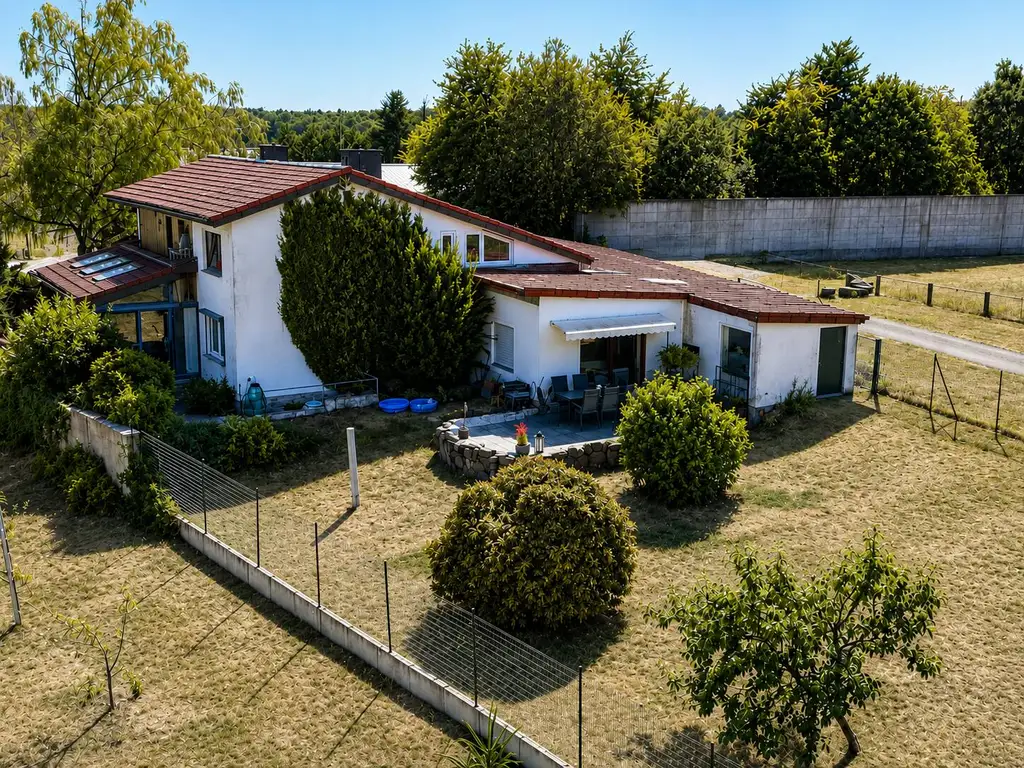 Vielseitiges Zweifamilienhaus mit umfangreichem Platzangebot